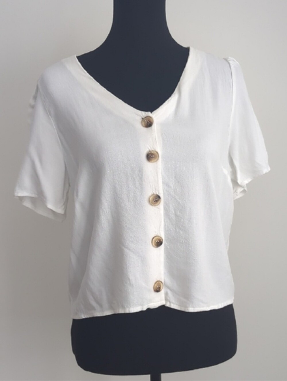 Urban Romantics White V-Neck Puff Short Sleeve Tortoise Button Front Blouse Top